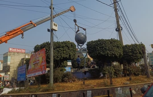 10...एमडीयू के गेट नंबर दो के सामने चौराहे के सौंदर्यीकरण के लिए लगाई गई नृत्य करते युवाओं की म