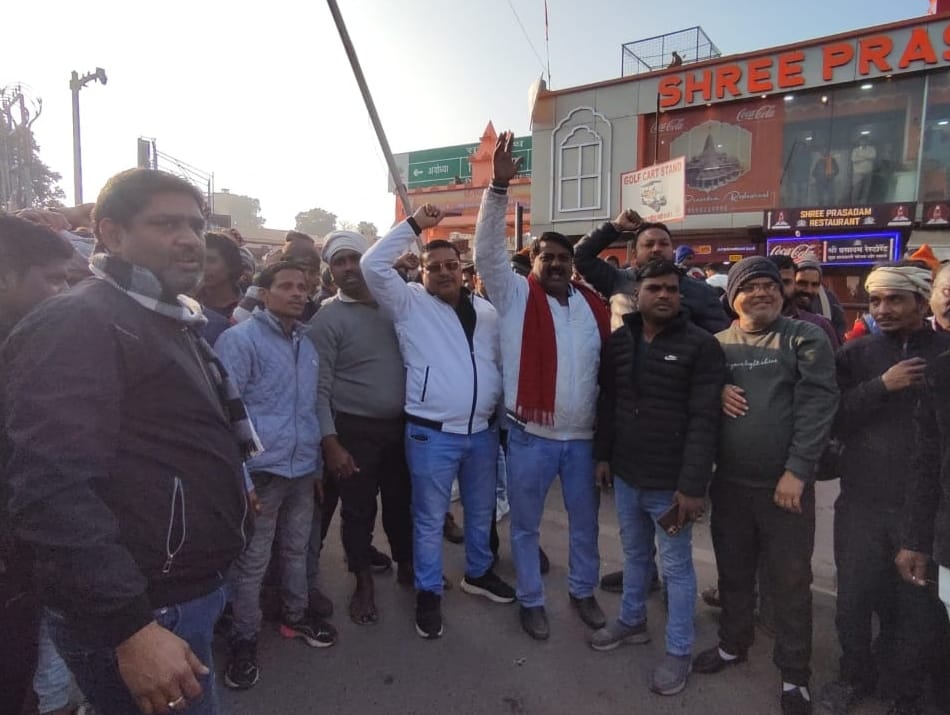 19- राम पथ पर रेलिंग लगाने के विरोध में जुटे व्यापारी और प्रशासन से बात करते नगर विधायक-संवाद