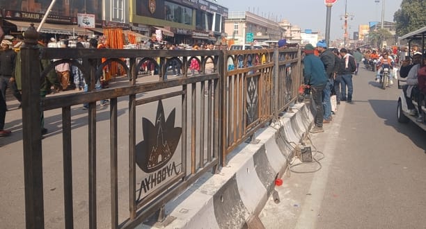 19- राम पथ पर रेलिंग लगाने के विरोध में जुटे व्यापारी और प्रशासन से बात करते नगर विधायक-संवाद