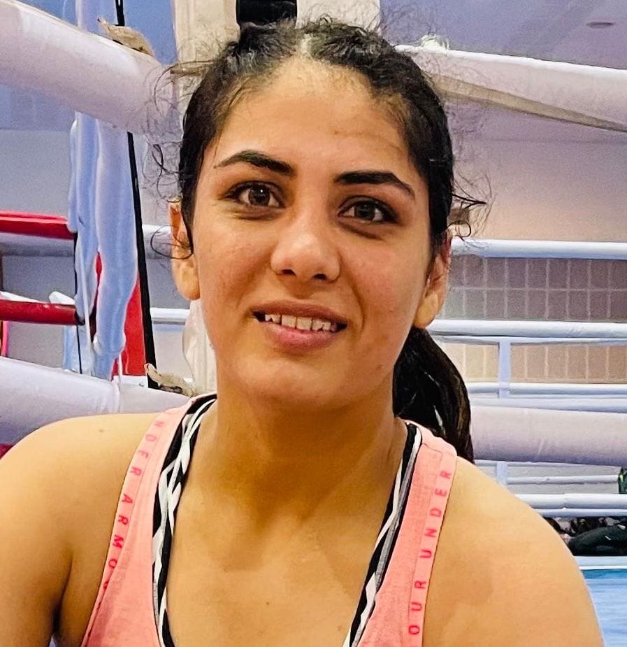 36...जीत का पंच लगाती मीनाक्षी। स्रोत : सोशल मीडिया