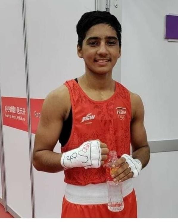 36...जीत का पंच लगाती मीनाक्षी। स्रोत : सोशल मीडिया