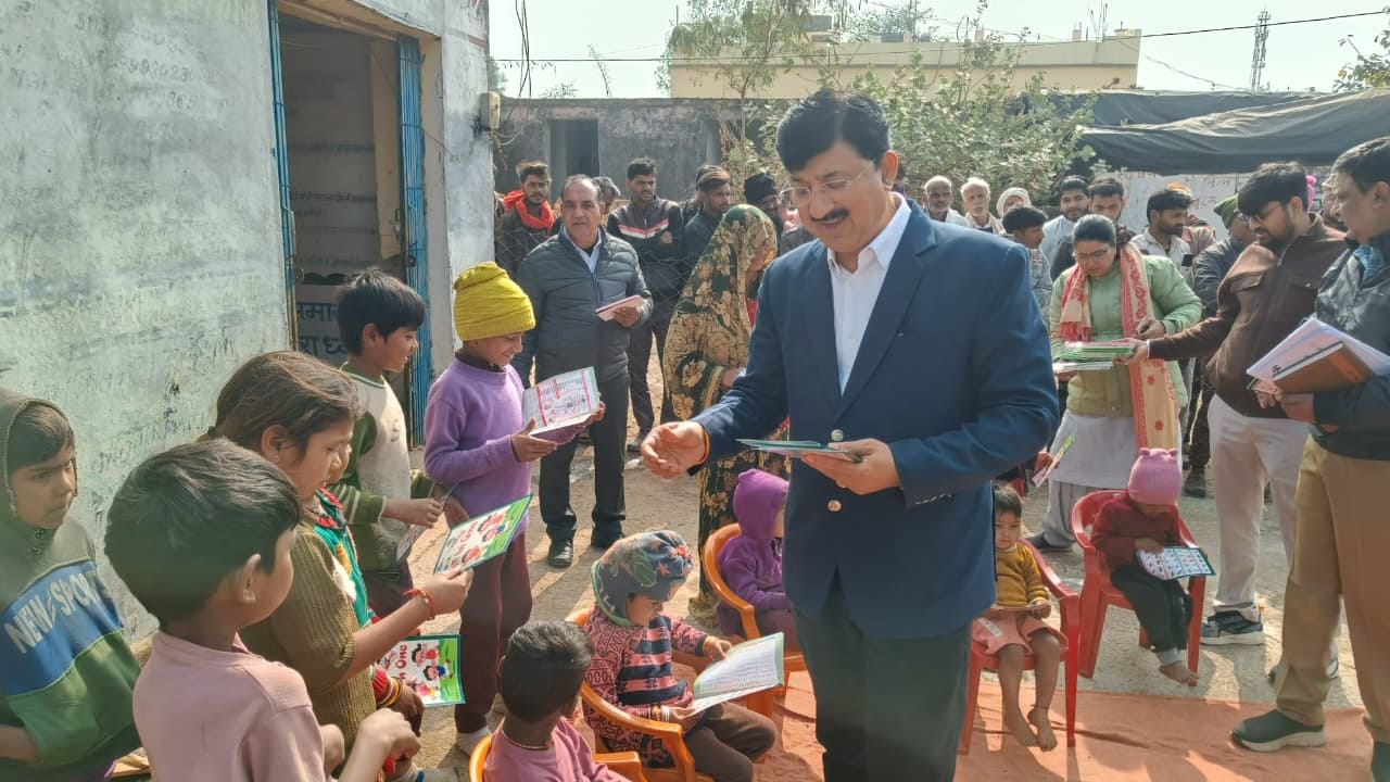 आंगनबाड़ी कार्यकर्ता और सहायिकाओं को लापरवाई पर किया नोटिस जारी आंगनबाड़ी कार्यकर्ता और सहायिकाओं को लापरवाई पर किया नोटिस जारी