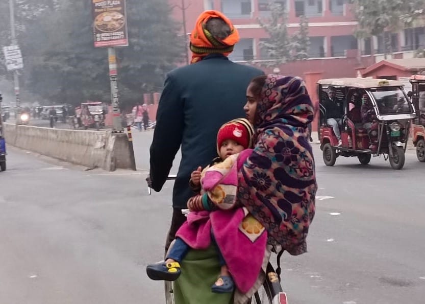 बृहस्पतिवार को दिन में छाई रही कोहरा की चादर। संवाद