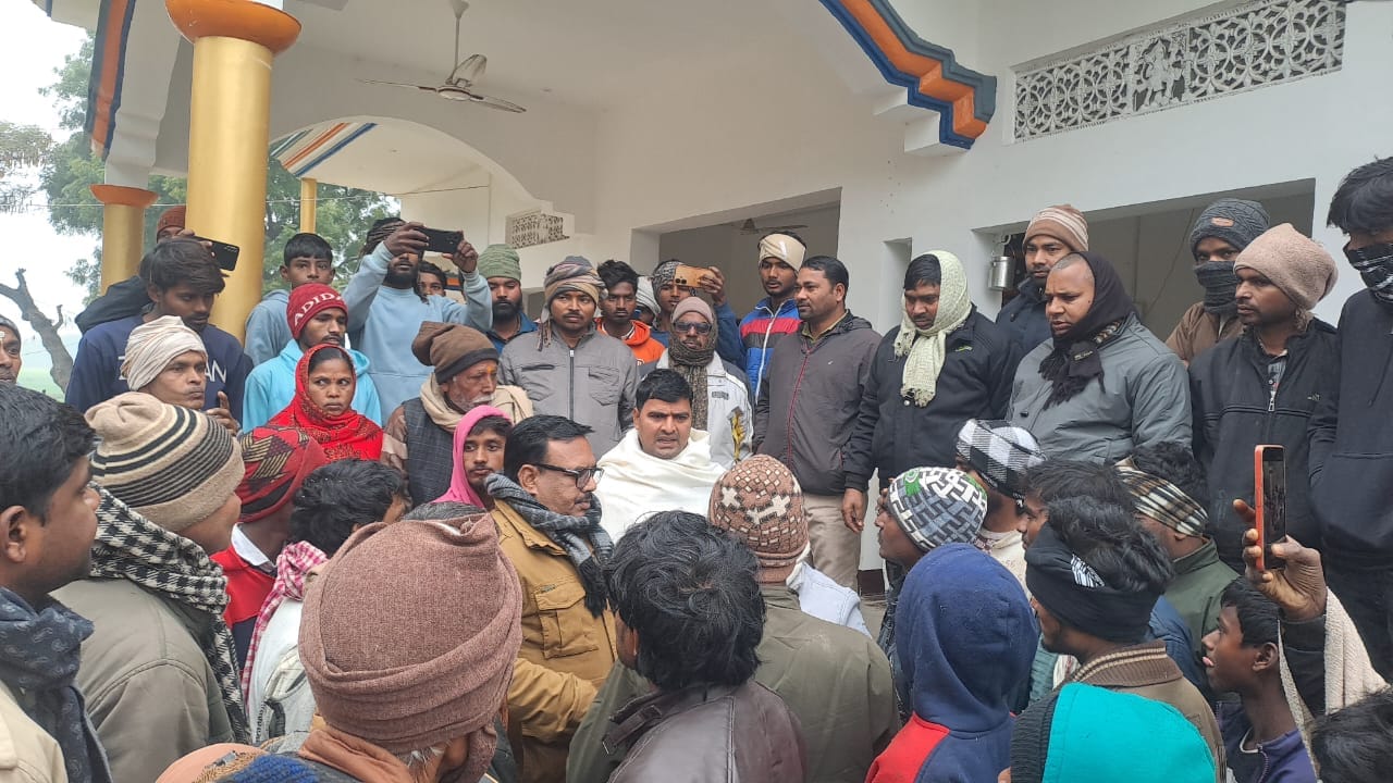 बेलहर के कुशहरा में क्षतिग्रस्त आंबेडकर प्रतिमा-संवाद