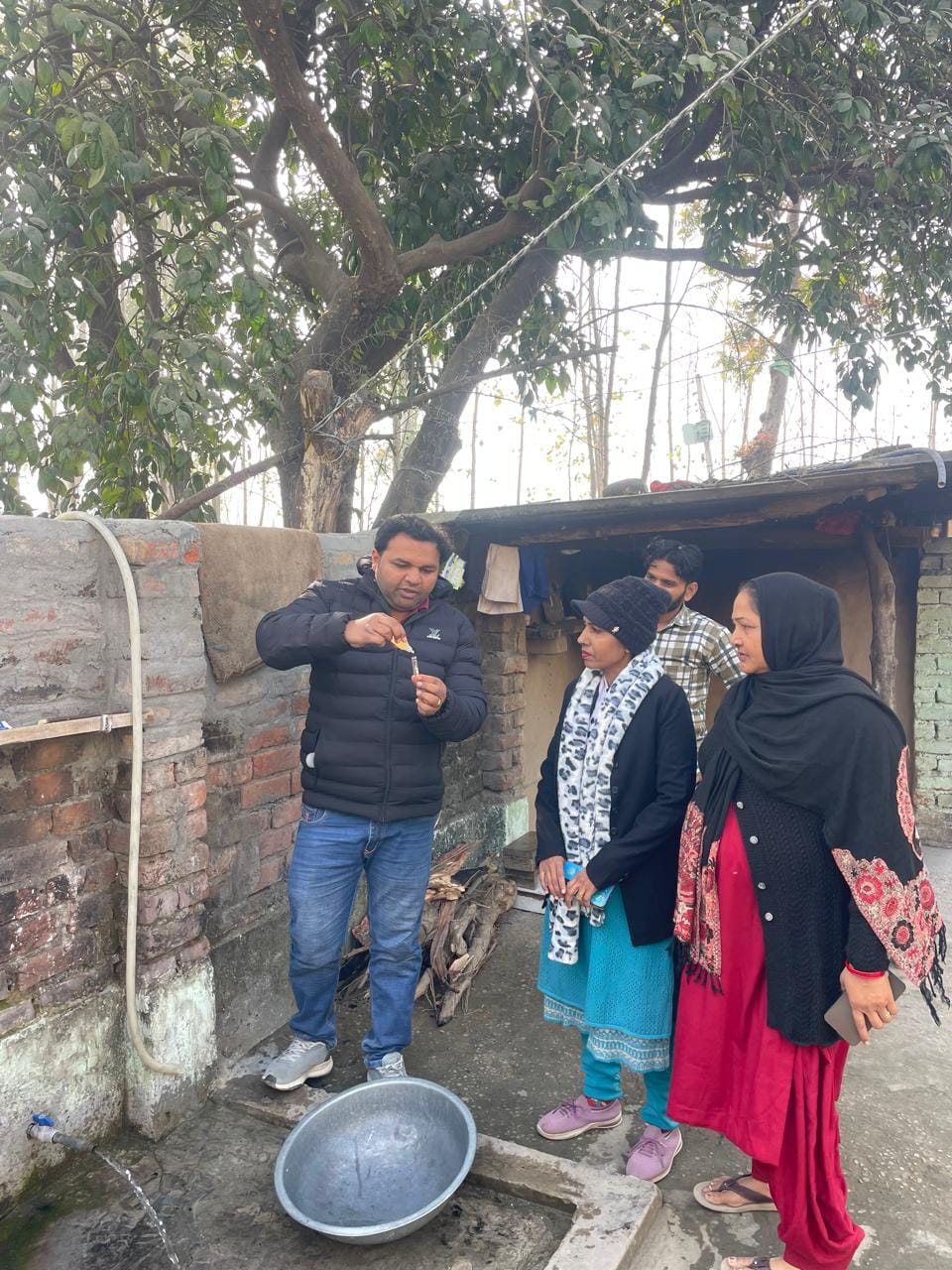 बनिया वाला गांव में पाइप लाइन की निरीक्षण करती स्वास्थ्य विभाग की टीम। संवाद