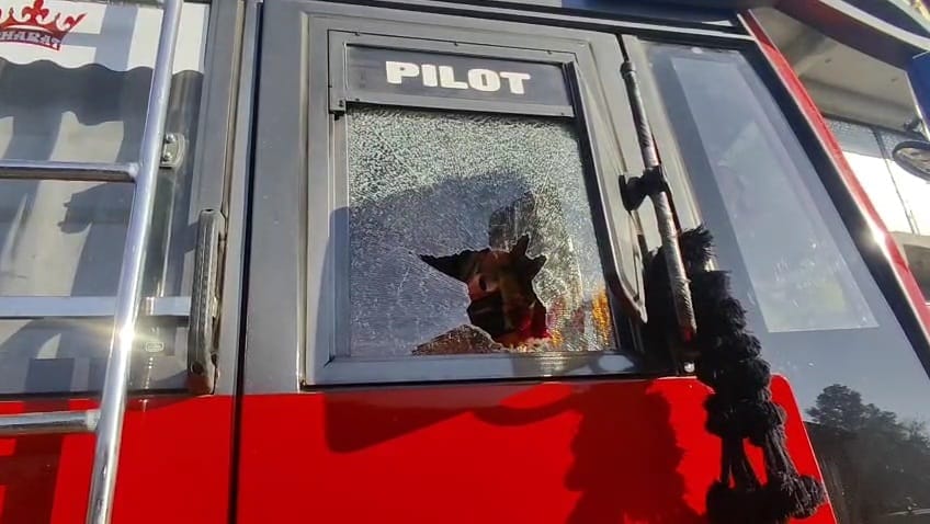 बस में तोड़ फोड़ करता आरोपी। वीडियोग्रैब।