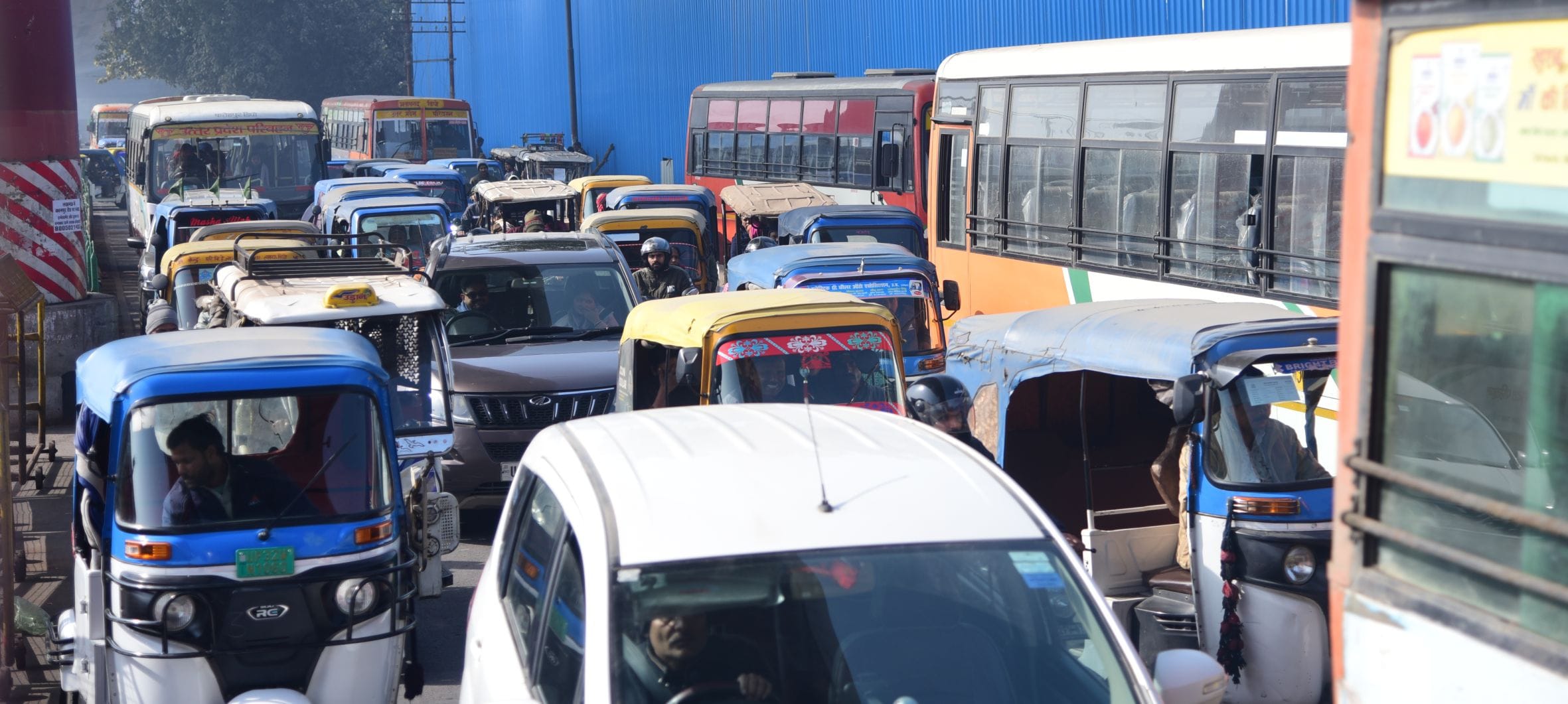 चारबाग बस अड्डे के निर्माण कार्य के कारण लगा जाम। चारबाग बस अड्डे के निर्माण कार्य के कारण लगा जाम।
