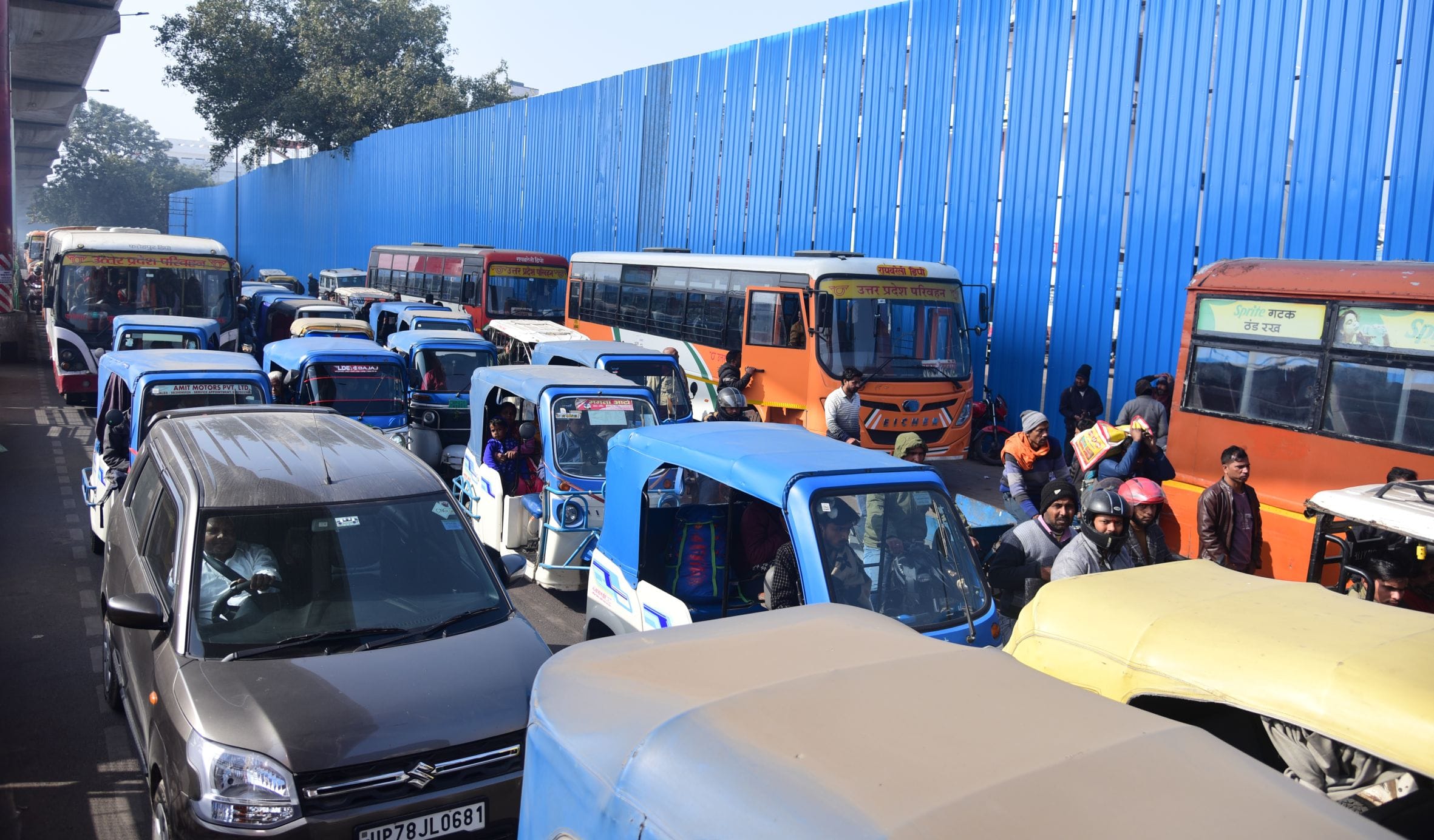 चारबाग बस अड्डे के निर्माण कार्य के कारण लगा जाम। चारबाग बस अड्डे के निर्माण कार्य के कारण लगा जाम।