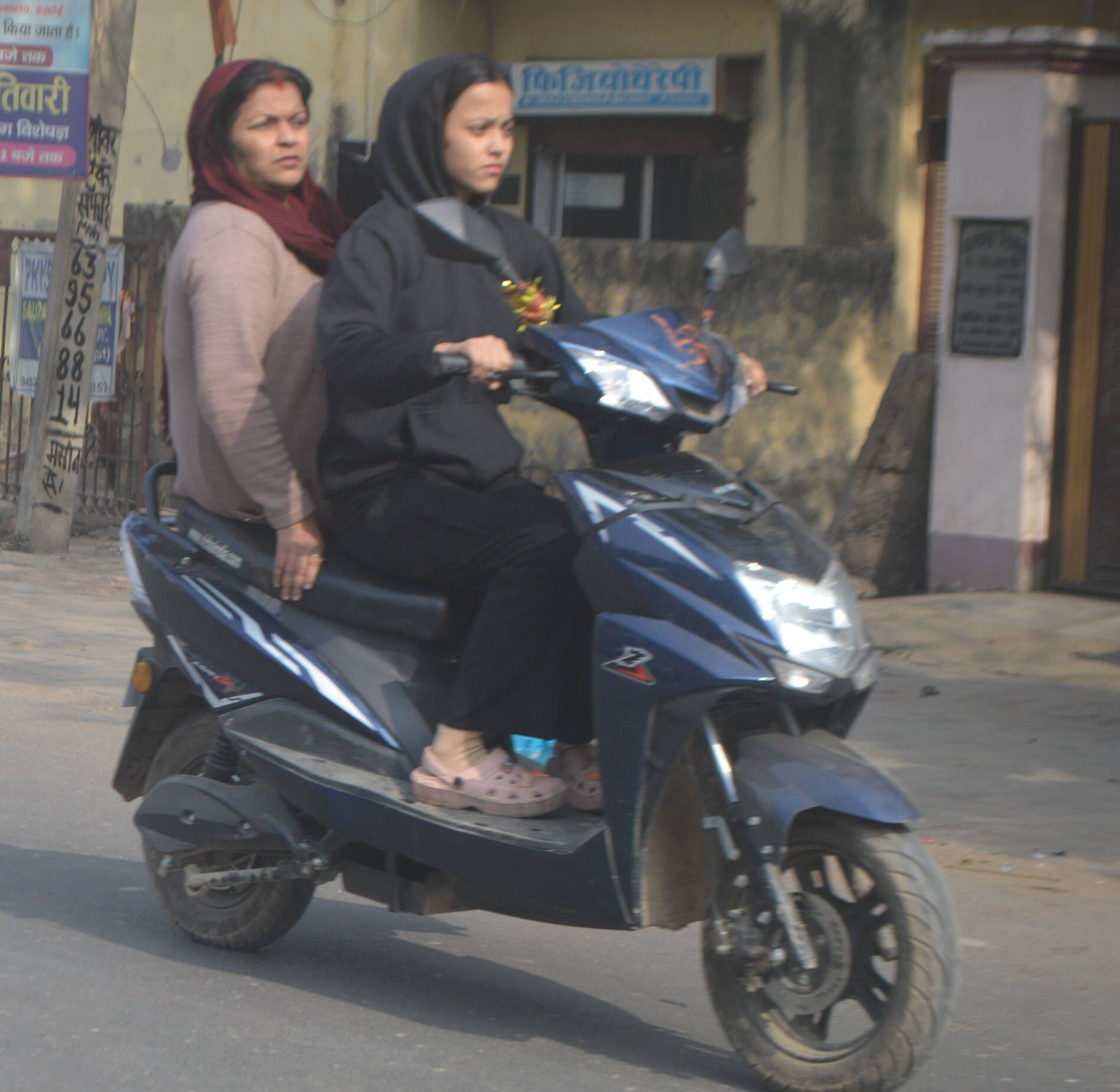 फोटो-02- सर्दी में ठिठुरते जाते लोग। संवाद