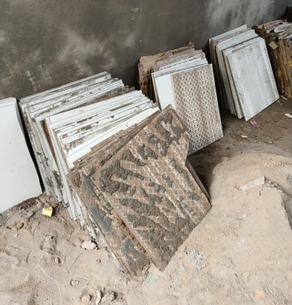 फोटो-1-कंप्यूटर कक्ष से उखाड़े गई टाइल्स। संवाद