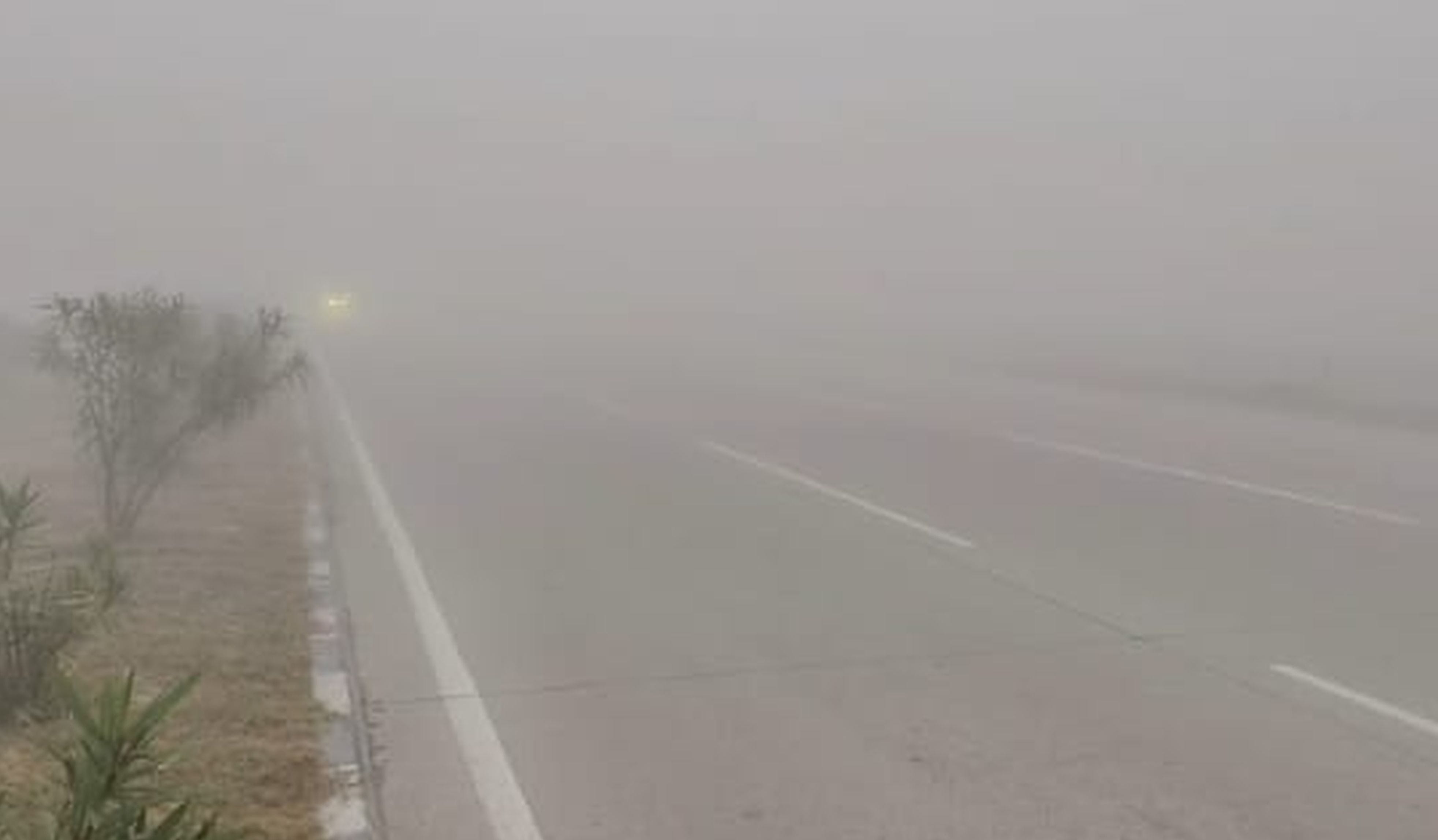 फोटो-12- फतेहपुर कानपुर हाइवे में सुबह कुछ ऐसा छाया रहा कोहरा। संवाद फोटो-12- फतेहपुर कानपुर हाइवे में सुबह कुछ ऐसा छाया रहा कोहरा। संवाद