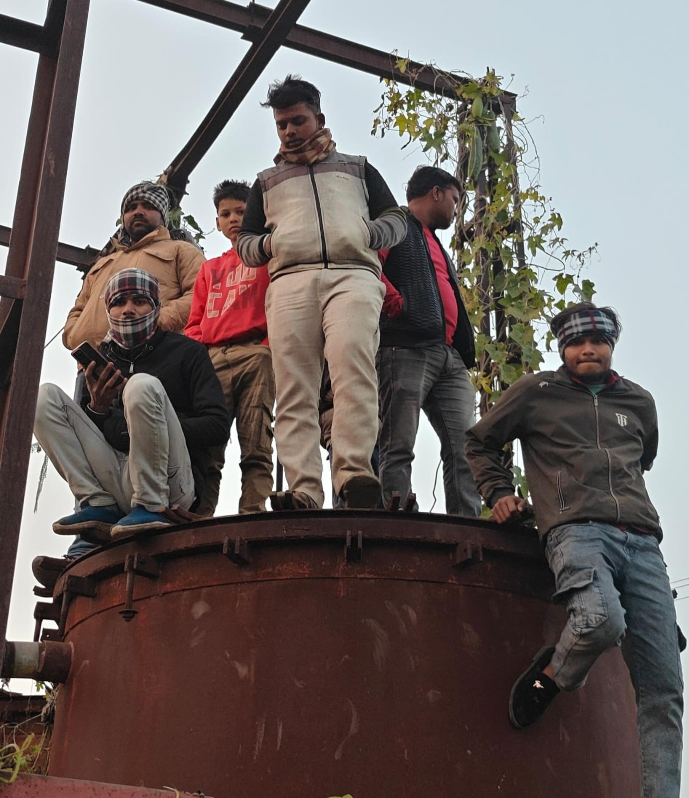 फोटो - 21 ग्रामीणों के कैमरे में कैद तेंदुए की फोटो। स्रोत ग्रामीण