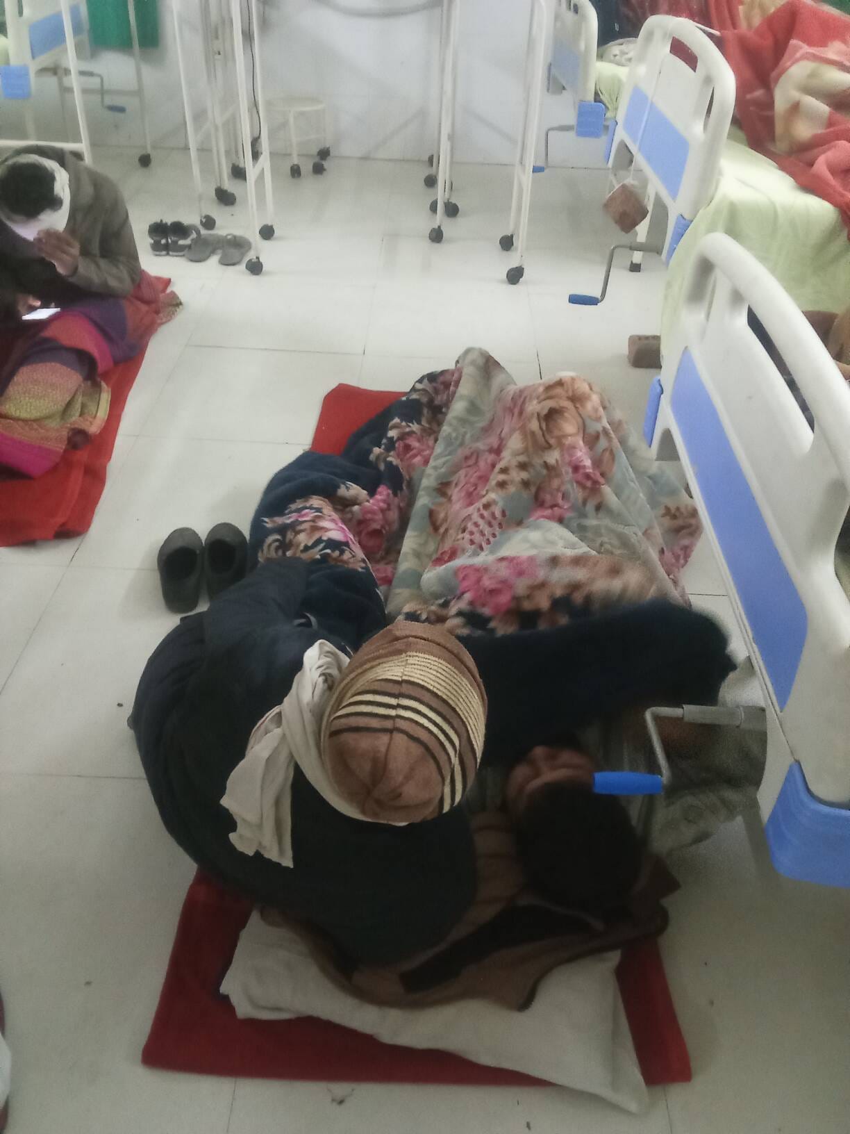 फोटो ऑफ द डे...हीटर चालू, डॉक्टर नदारद....जिला अस्पताल के इमरजेंसी वार्ड में बुधवार की रात 8:21 फोटो ऑफ द डे...हीटर चालू, डॉक्टर नदारद....जिला अस्पताल के इमरजेंसी वार्ड में बुधवार की रात 8:21