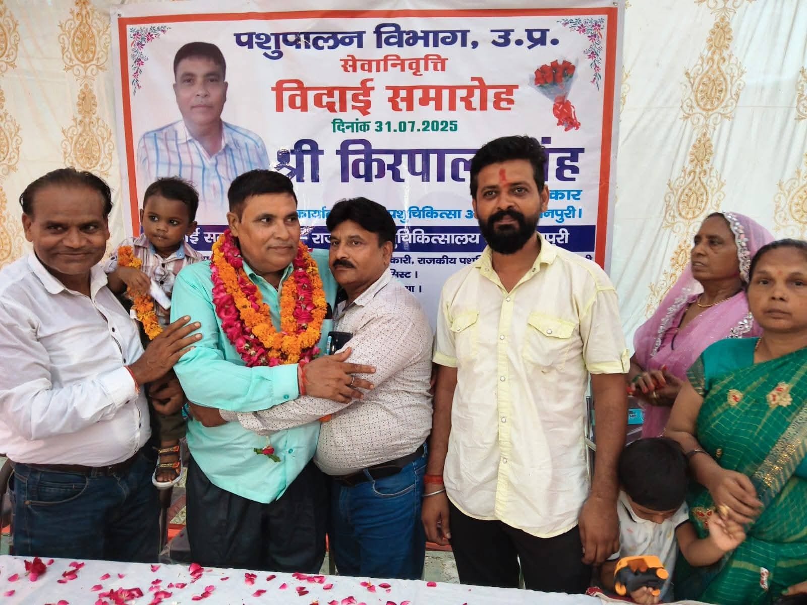 फोटो10 बुधवार को कार्यालय में कामकाज निपटाते सेवानिवृत्त कर्मी। संवाद फोटो10 बुधवार को कार्यालय में कामकाज निपटाते सेवानिवृत्त कर्मी। संवाद