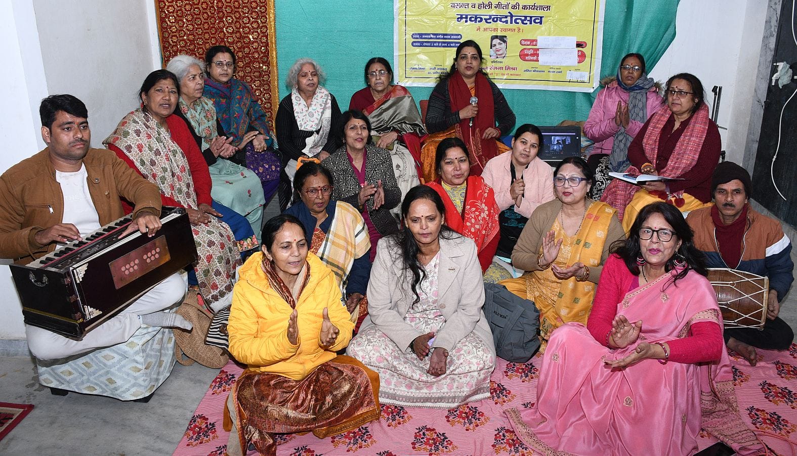 गोमतीनगर स्थित गौरैया संस्कृति संस्थान की कार्यशाला में बृहस्पतिवार को महिलाओं को लोकगीतों का अ गोमतीनगर स्थित गौरैया संस्कृति संस्थान की कार्यशाला में बृहस्पतिवार को महिलाओं को लोकगीतों का अ
