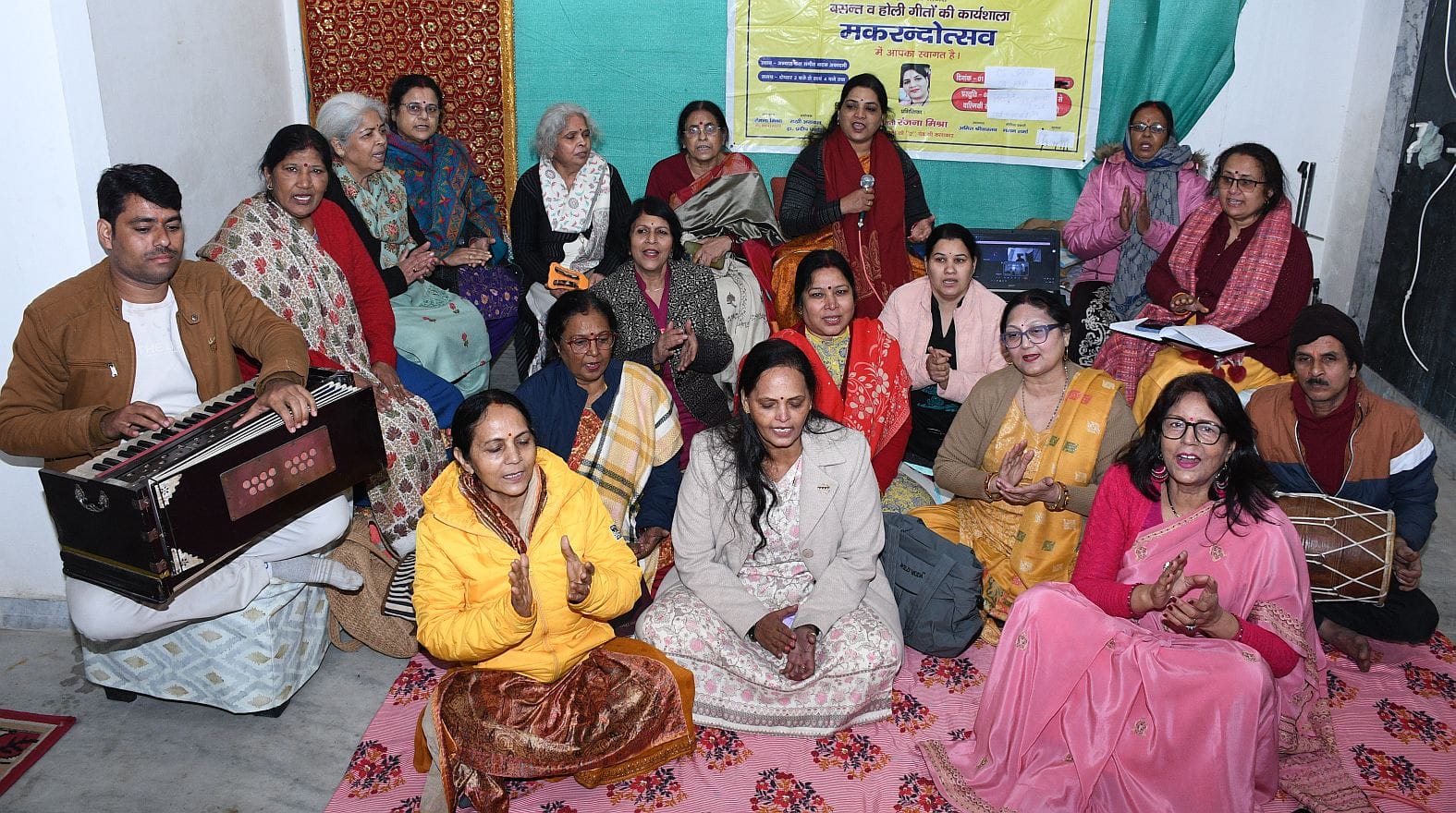 गोमतीनगर स्थित गौरैया संस्कृति संस्थान की कार्यशाला में बृहस्पतिवार को महिलाओं को लोकगीतों का अ गोमतीनगर स्थित गौरैया संस्कृति संस्थान की कार्यशाला में बृहस्पतिवार को महिलाओं को लोकगीतों का अ