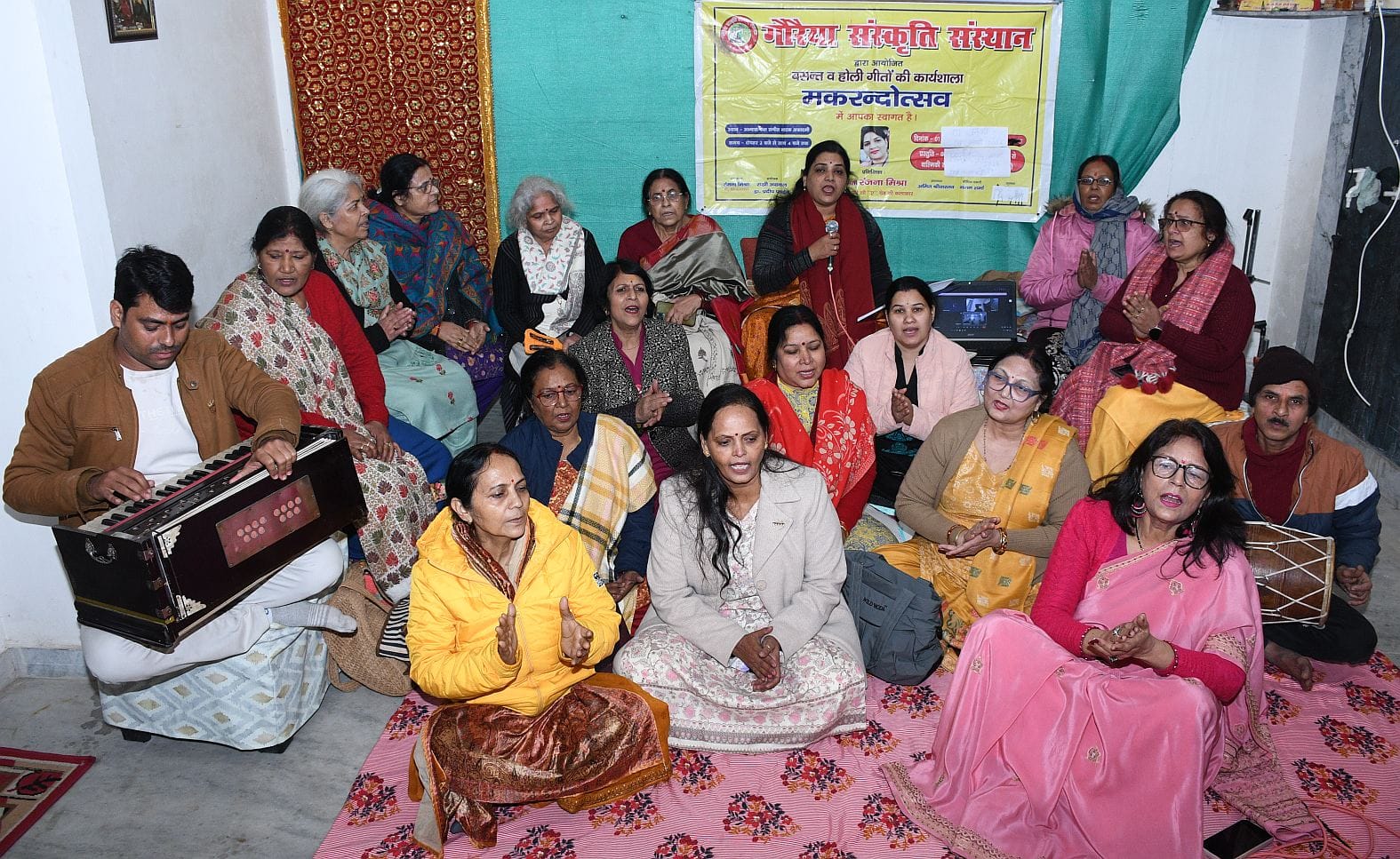 गोमतीनगर स्थित गौरैया संस्कृति संस्थान की कार्यशाला में बृहस्पतिवार को महिलाओं को लोकगीतों का अ गोमतीनगर स्थित गौरैया संस्कृति संस्थान की कार्यशाला में बृहस्पतिवार को महिलाओं को लोकगीतों का अ