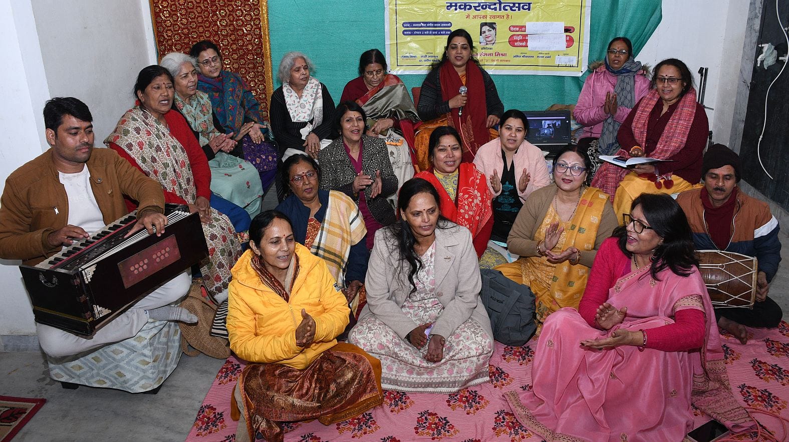 गोमतीनगर स्थित गौरैया संस्कृति संस्थान की कार्यशाला में बृहस्पतिवार को महिलाओं को लोकगीतों का अ गोमतीनगर स्थित गौरैया संस्कृति संस्थान की कार्यशाला में बृहस्पतिवार को महिलाओं को लोकगीतों का अ