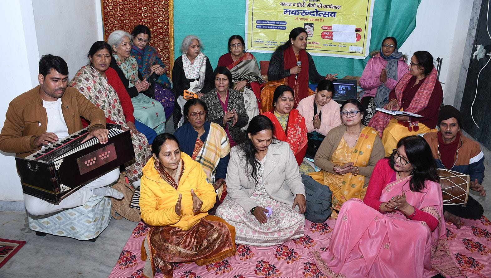गोमतीनगर स्थित गौरैया संस्कृति संस्थान की कार्यशाला में बृहस्पतिवार को महिलाओं को लोकगीतों का अ गोमतीनगर स्थित गौरैया संस्कृति संस्थान की कार्यशाला में बृहस्पतिवार को महिलाओं को लोकगीतों का अ