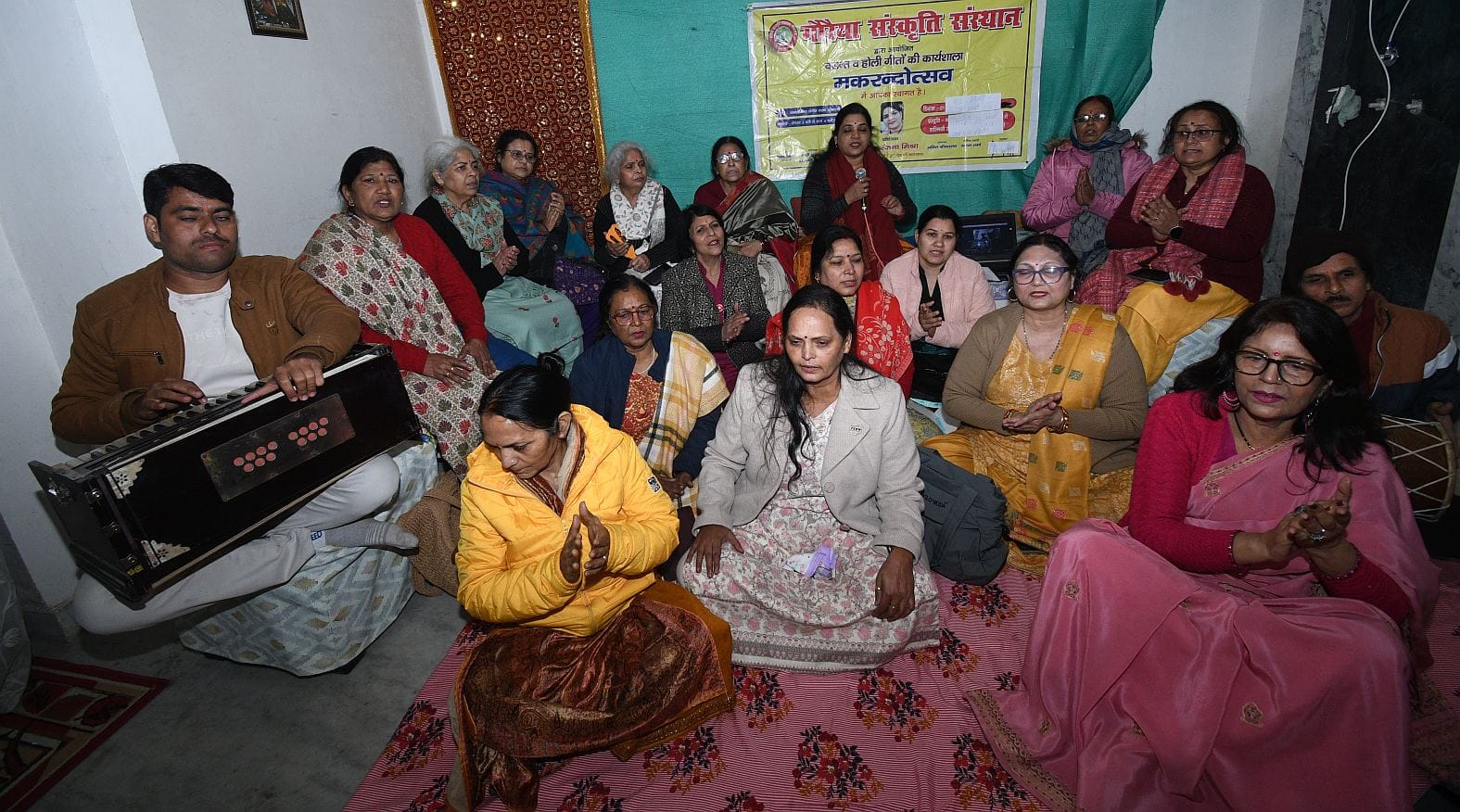गोमतीनगर स्थित गौरैया संस्कृति संस्थान की कार्यशाला में बृहस्पतिवार को महिलाओं को लोकगीतों का अ गोमतीनगर स्थित गौरैया संस्कृति संस्थान की कार्यशाला में बृहस्पतिवार को महिलाओं को लोकगीतों का अ
