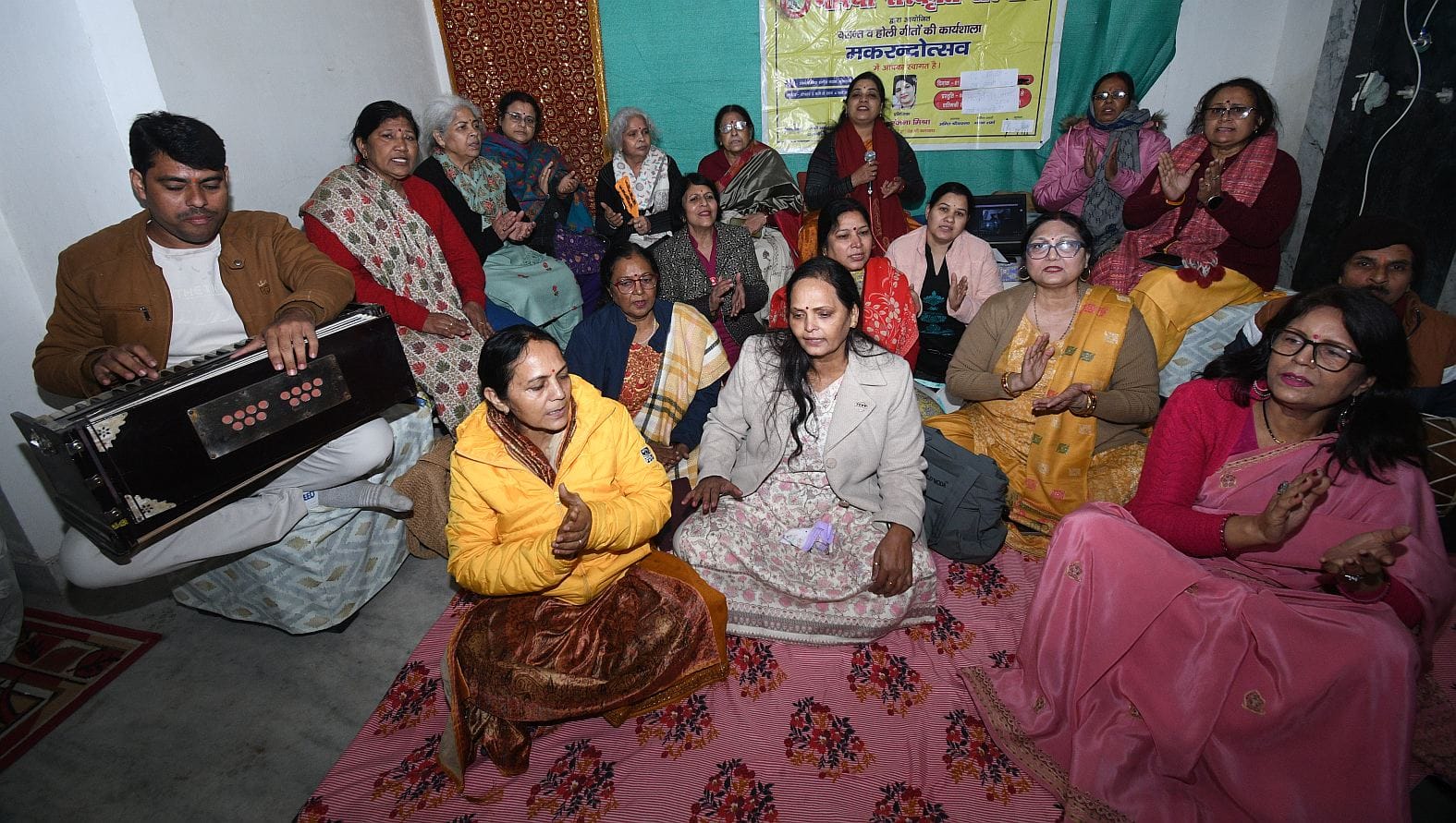 गोमतीनगर स्थित गौरैया संस्कृति संस्थान की कार्यशाला में बृहस्पतिवार को महिलाओं को लोकगीतों का अ गोमतीनगर स्थित गौरैया संस्कृति संस्थान की कार्यशाला में बृहस्पतिवार को महिलाओं को लोकगीतों का अ