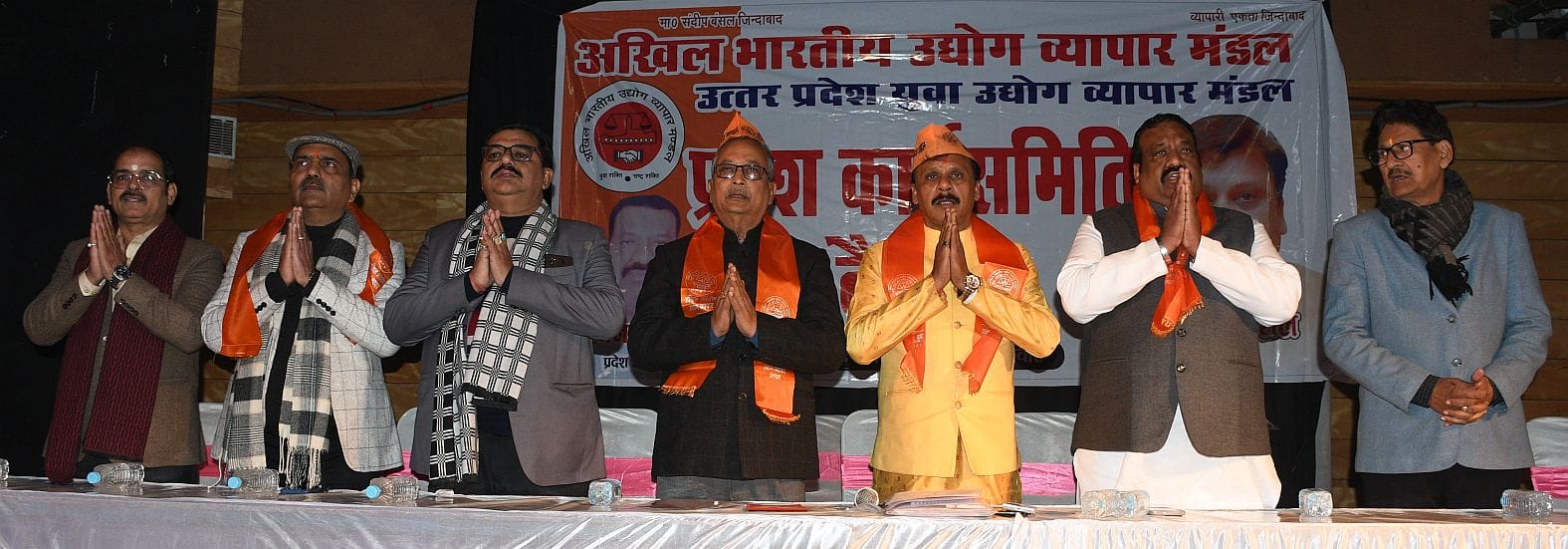 गोमतीनगर स्थित सभागार में हुए कार्यक्रम में मंच पर मौजूद राष्ट्रीय अध्यक्ष संदीप बंसल, राष्ट्री
