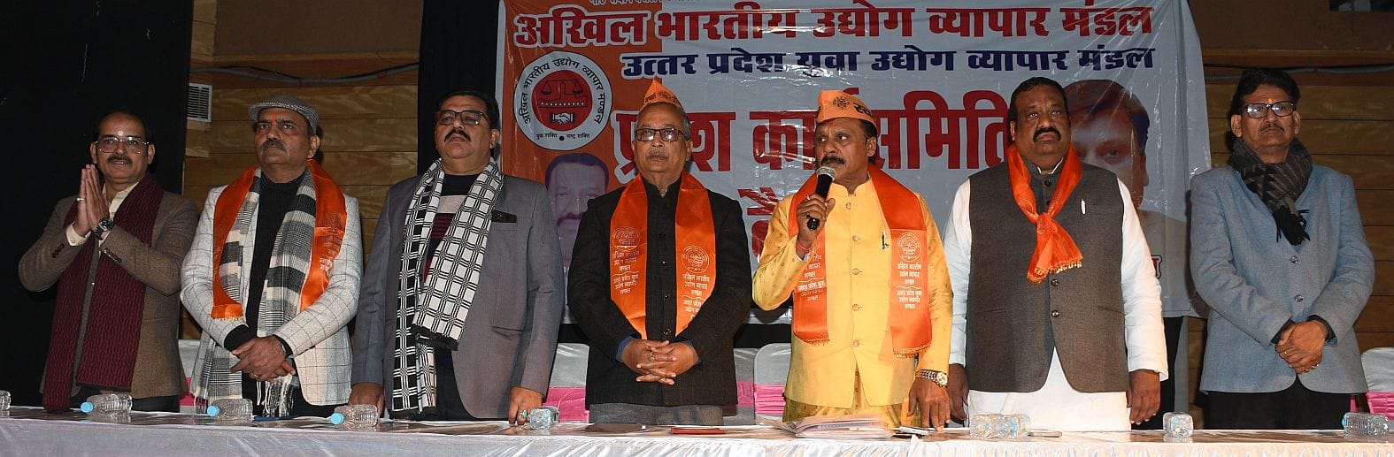 गोमतीनगर स्थित सभागार में हुए कार्यक्रम में मंच पर मौजूद राष्ट्रीय अध्यक्ष संदीप बंसल, राष्ट्री