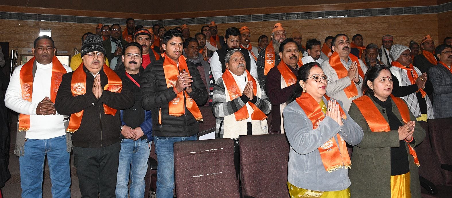गोमतीनगर स्थित सभागार में हुए कार्यक्रम में मंच पर मौजूद राष्ट्रीय अध्यक्ष संदीप बंसल, राष्ट्री