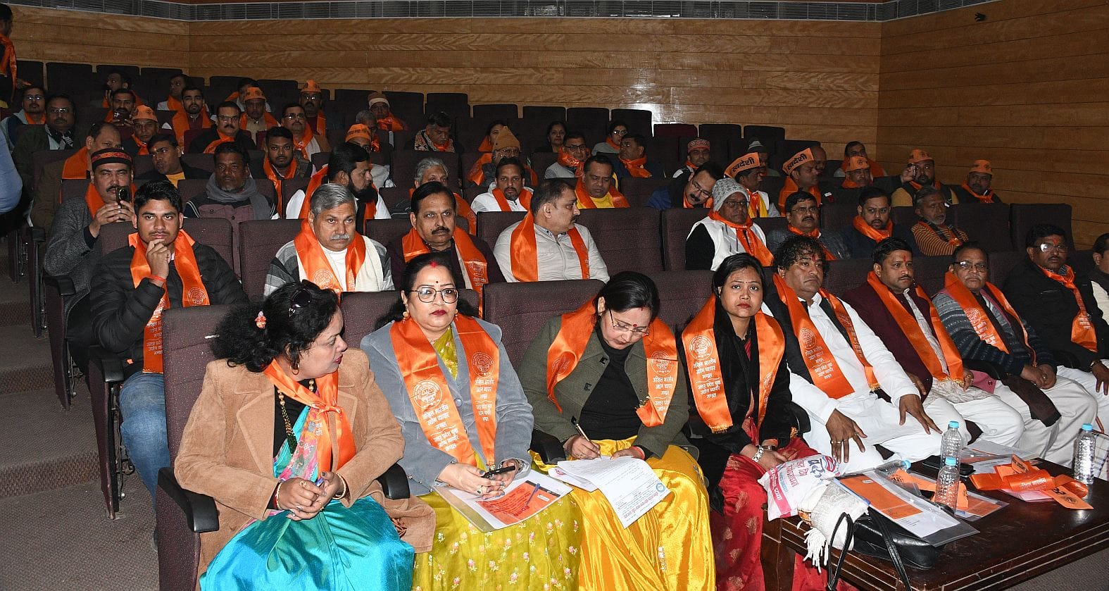 गोमतीनगर स्थित सभागार में हुए कार्यक्रम में मंच पर मौजूद राष्ट्रीय अध्यक्ष संदीप बंसल, राष्ट्री