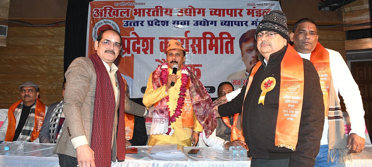 गोमतीनगर स्थित सभागार में हुए कार्यक्रम में मंच पर मौजूद राष्ट्रीय अध्यक्ष संदीप बंसल, राष्ट्री
