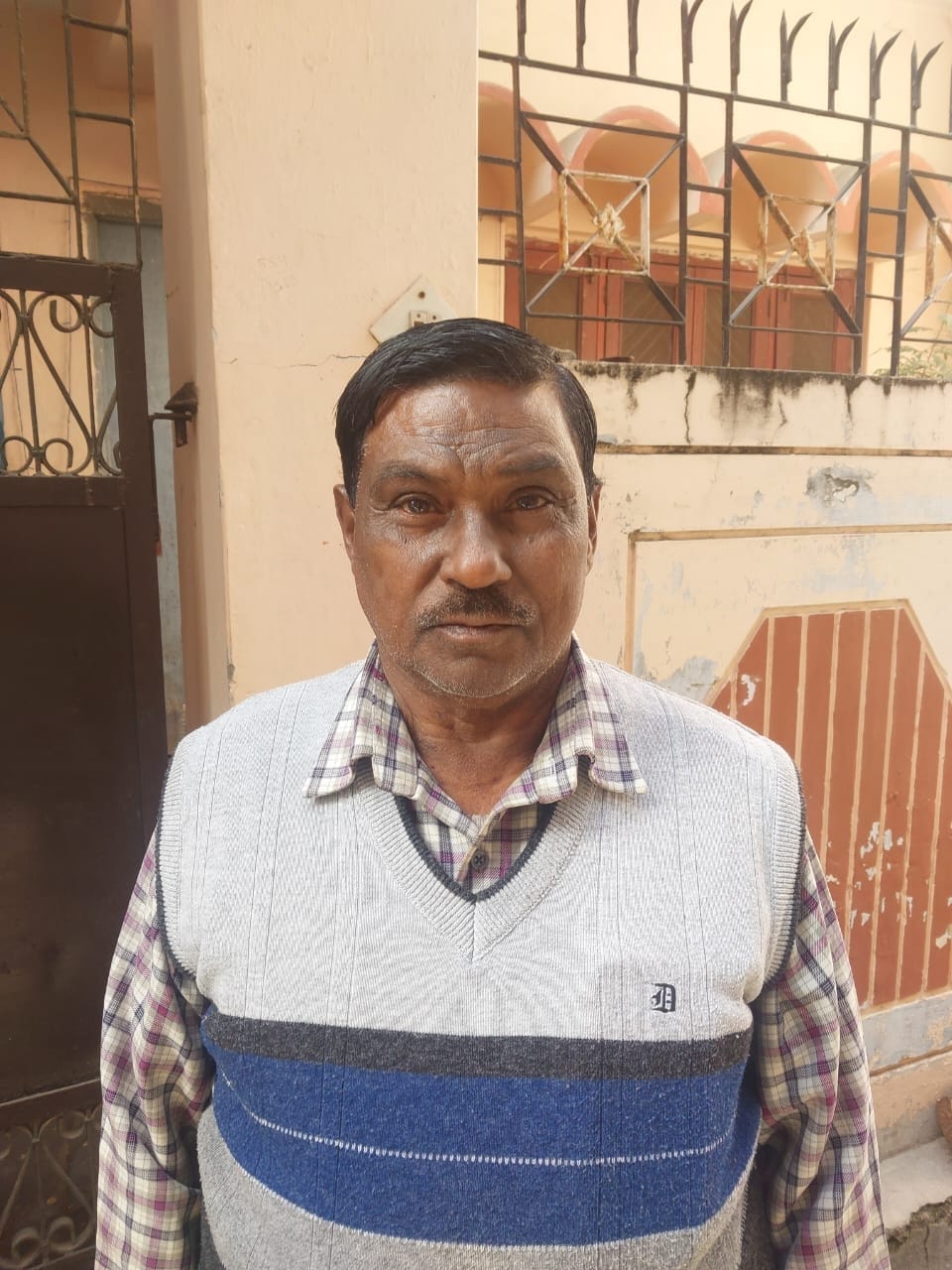 गंदे पानी की आपूर्ति के बारे में बताते स्थानीय लोग। 