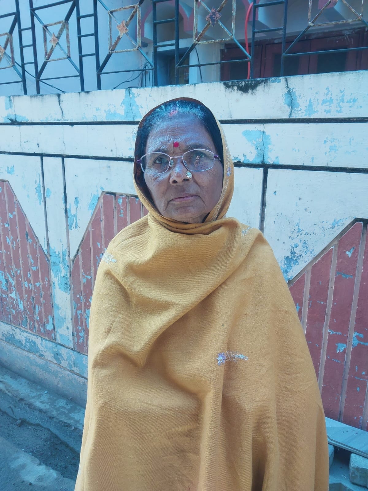 गंदे पानी की आपूर्ति के बारे में बताते स्थानीय लोग। 