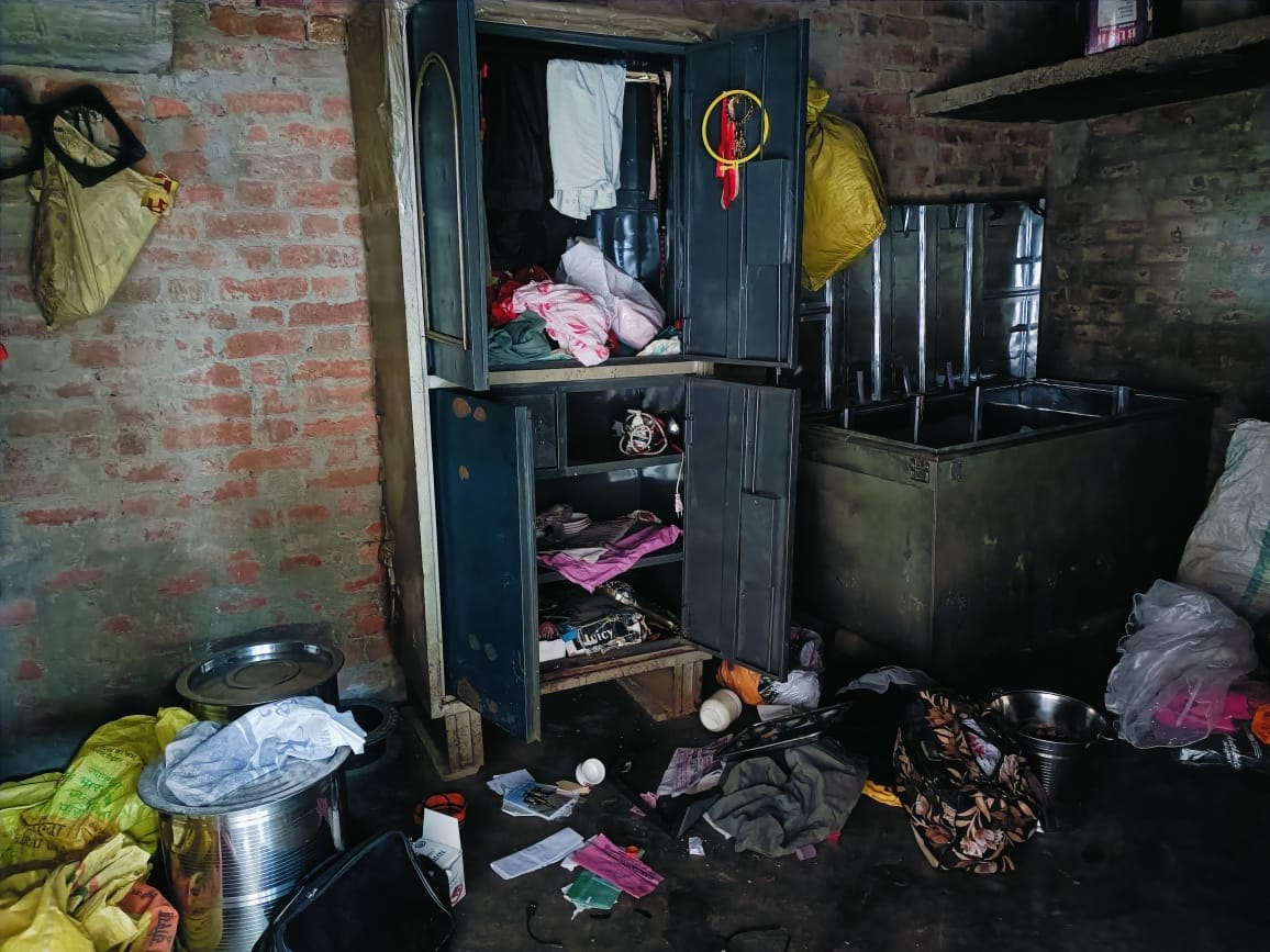 घटना के बाद बिखरा पड़ा सामान। घटना के बाद बिखरा पड़ा सामान।