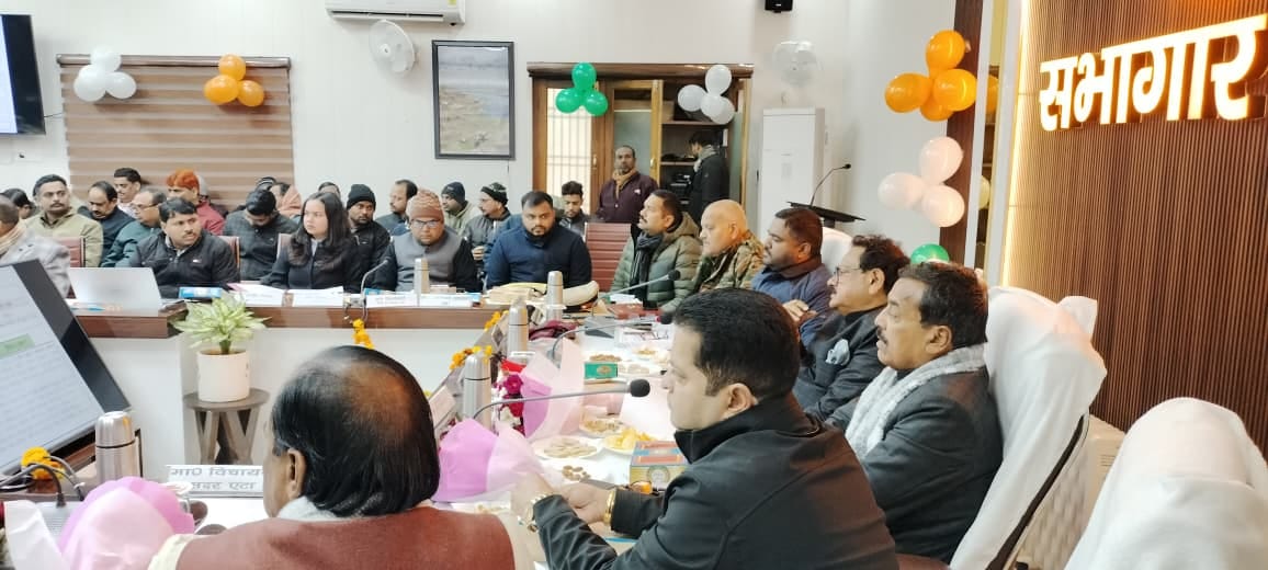 जलेसर में केंद्रीय मंत्री एसपी सिंह बघेल और भाजपा जिलाध्यक्ष प्रमोद गुप्ता को सम्मानित करते व्य