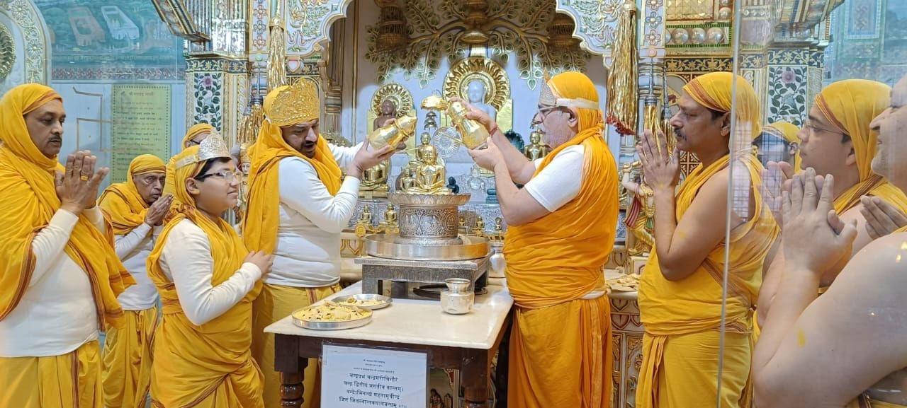 जैन मंदिर में बही श्रद्धा व समर्पण का अविरल धारा जैन मंदिर में बही श्रद्धा व समर्पण का अविरल धारा