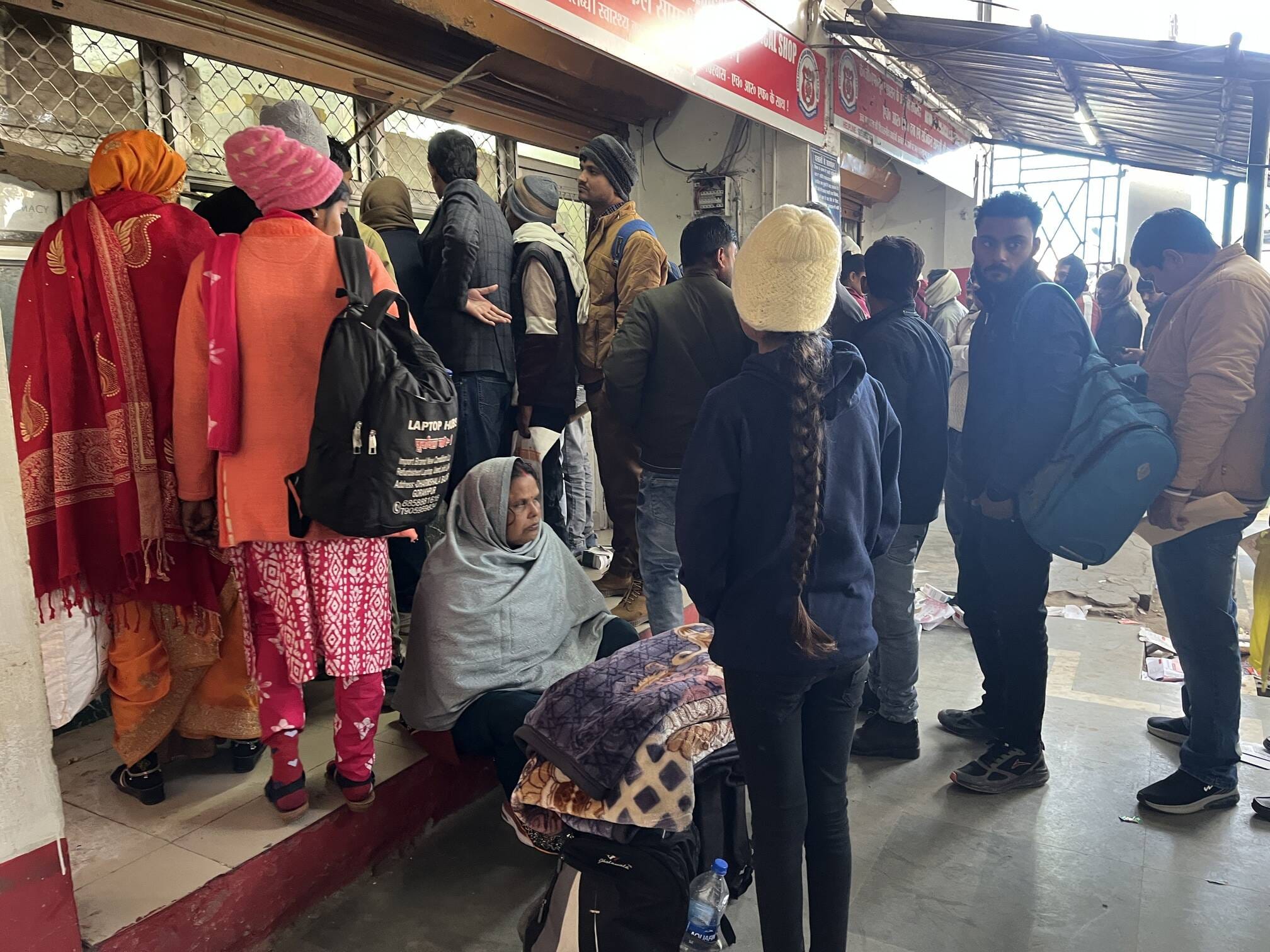 केजीएमयू में पहुंचे दलाल। केजीएमयू में पहुंचे दलाल।