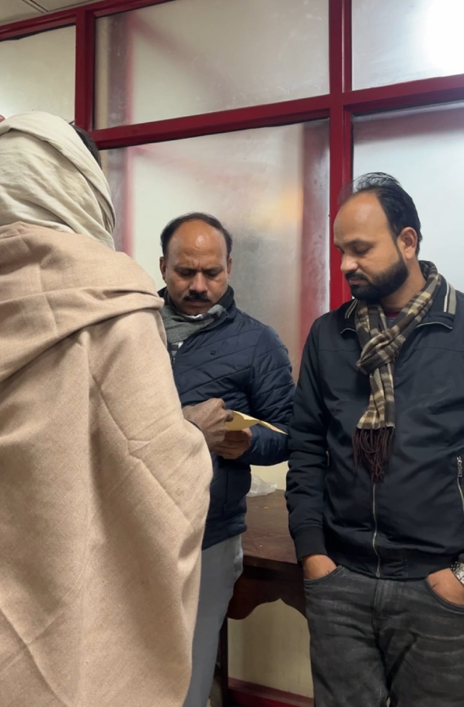 केजीएमयू में पहुंचे दलाल। केजीएमयू में पहुंचे दलाल।