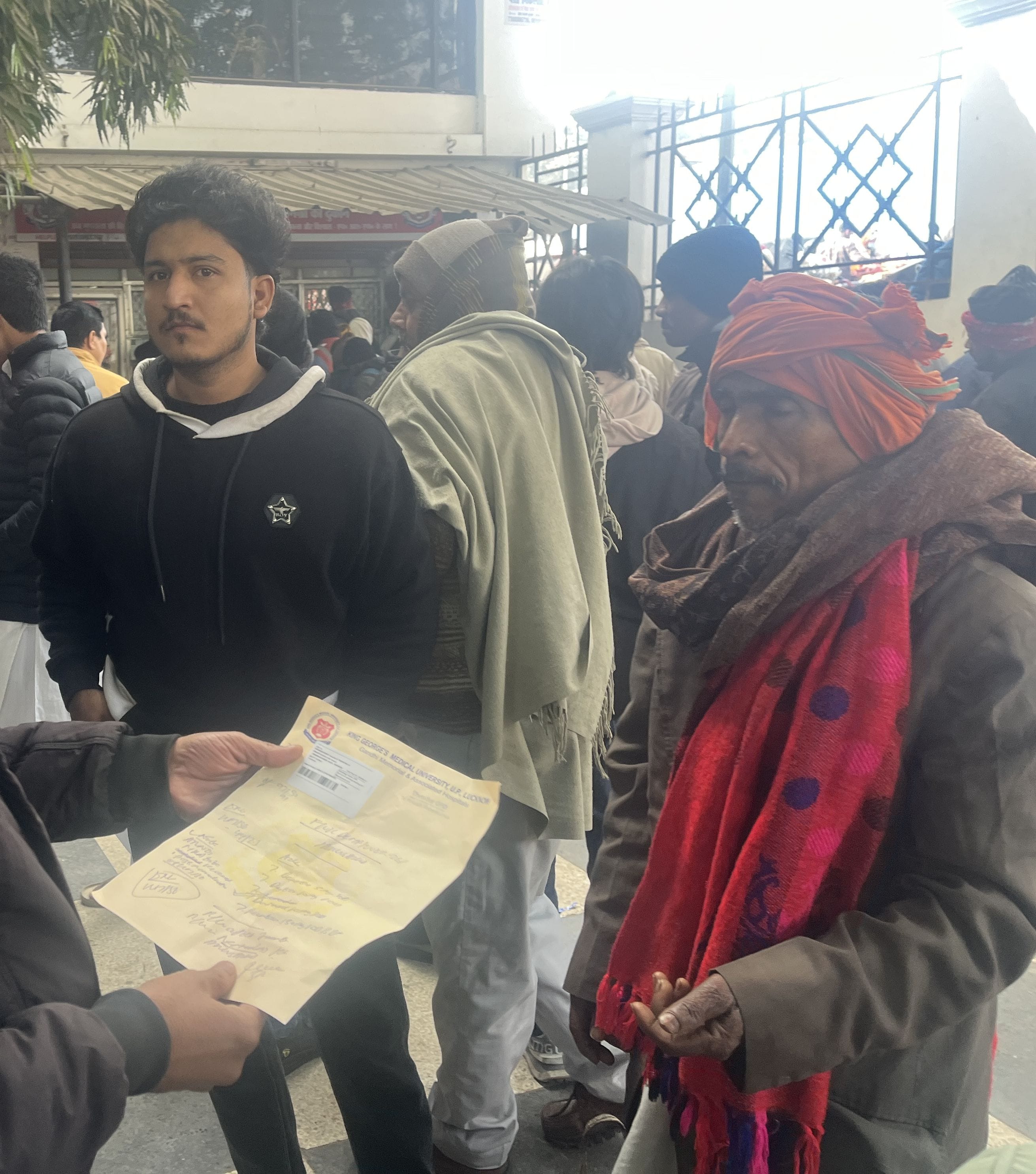 केजीएमयू में पहुंचे दलाल। केजीएमयू में पहुंचे दलाल।