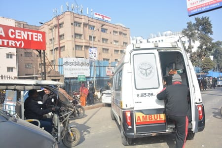 केजीएमयू ट्रॉमा का प्रवेश द्वार बंद। केजीएमयू ट्रॉमा का प्रवेश द्वार बंद।