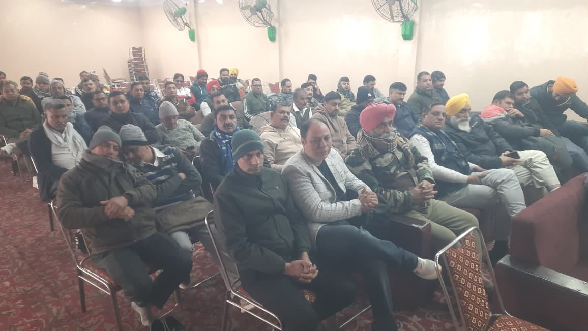 कार्यक्रम के दौरान मौजूद यूनियन के सदस्यों को संबोधित करते वक्ता। संवाद कार्यक्रम के दौरान मौजूद यूनियन के सदस्यों को संबोधित करते वक्ता। संवाद