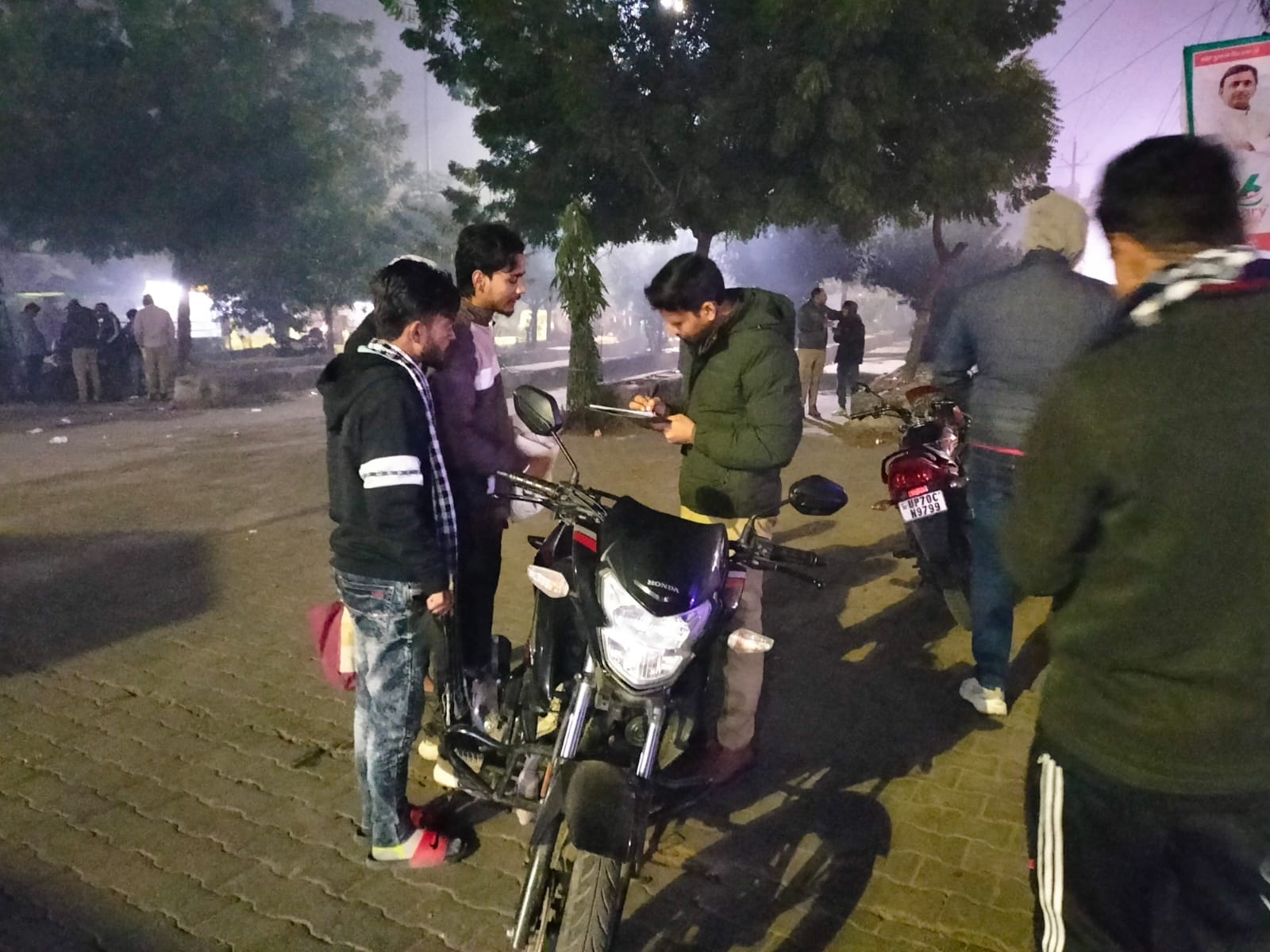 खुले में शराब पीने वालों की जांच करती पुलिस। खुले में शराब पीने वालों की जांच करती पुलिस।