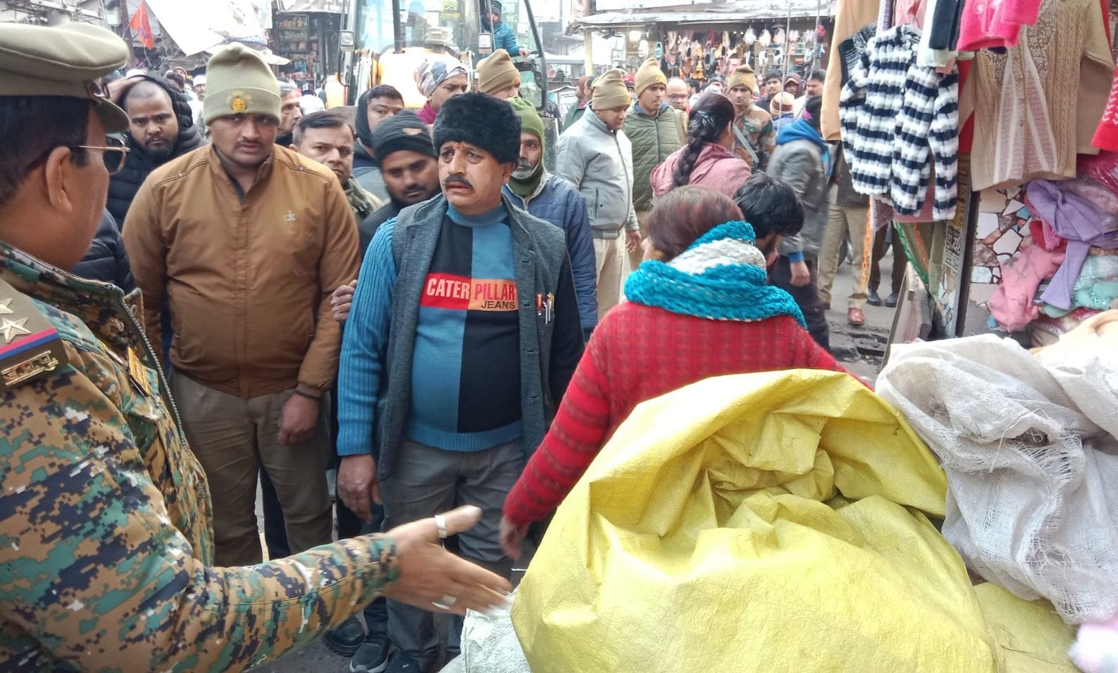 मुख्य बाजार में अतिक्रमण हटाओ अभियान के दौरान सिटी मजिस्ट्रेट से व्यापारी की होती नोकझोंक। सं