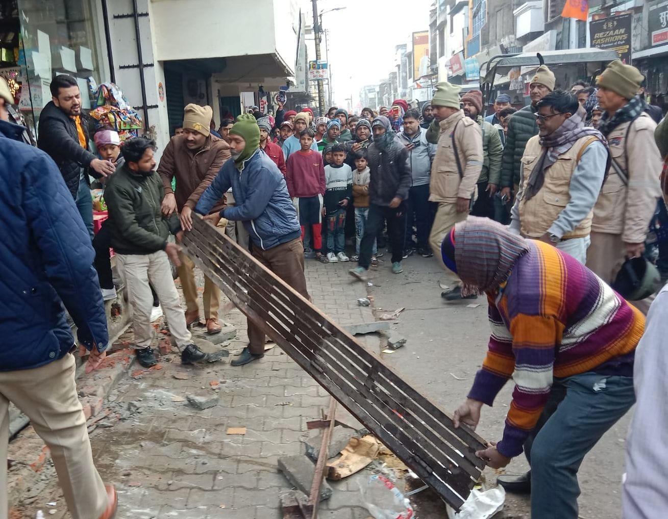 मुख्य बाजार में अतिक्रमण हटाओ अभियान के दौरान सिटी मजिस्ट्रेट से व्यापारी की होती नोकझोंक। सं