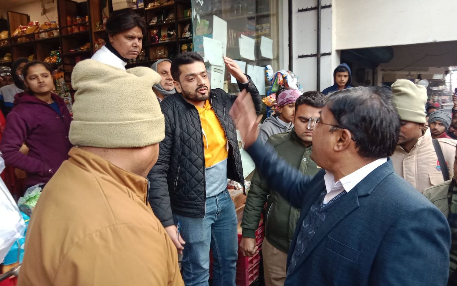मुख्य बाजार में अतिक्रमण हटाओ अभियान के दौरान सिटी मजिस्ट्रेट से व्यापारी की होती नोकझोंक। सं