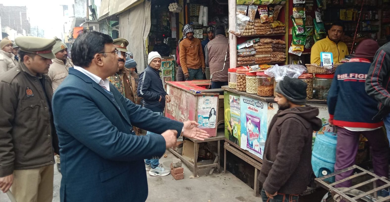 मुख्य बाजार में अतिक्रमण हटाओ अभियान के दौरान सिटी मजिस्ट्रेट से व्यापारी की होती नोकझोंक। सं