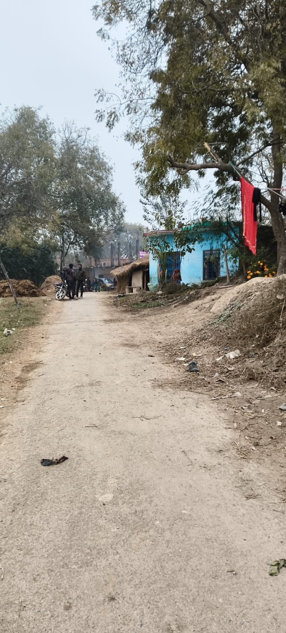 मऊआइमा। थाने के बाहर भॉभी की गिरफ्तारी को लेकर खड़ा मुकुंद लाल मऊआइमा। थाने के बाहर भॉभी की गिरफ्तारी को लेकर खड़ा मुकुंद लाल
