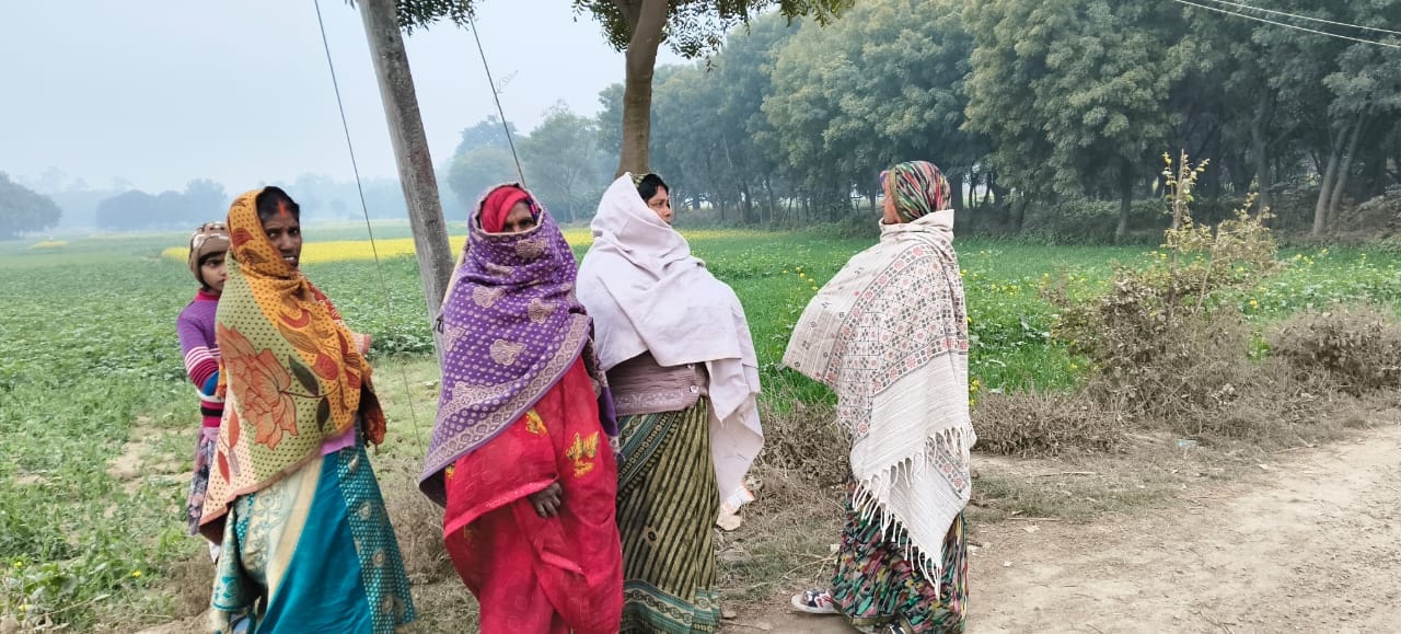 मऊआइमा। थाने के बाहर भॉभी की गिरफ्तारी को लेकर खड़ा मुकुंद लाल मऊआइमा। थाने के बाहर भॉभी की गिरफ्तारी को लेकर खड़ा मुकुंद लाल