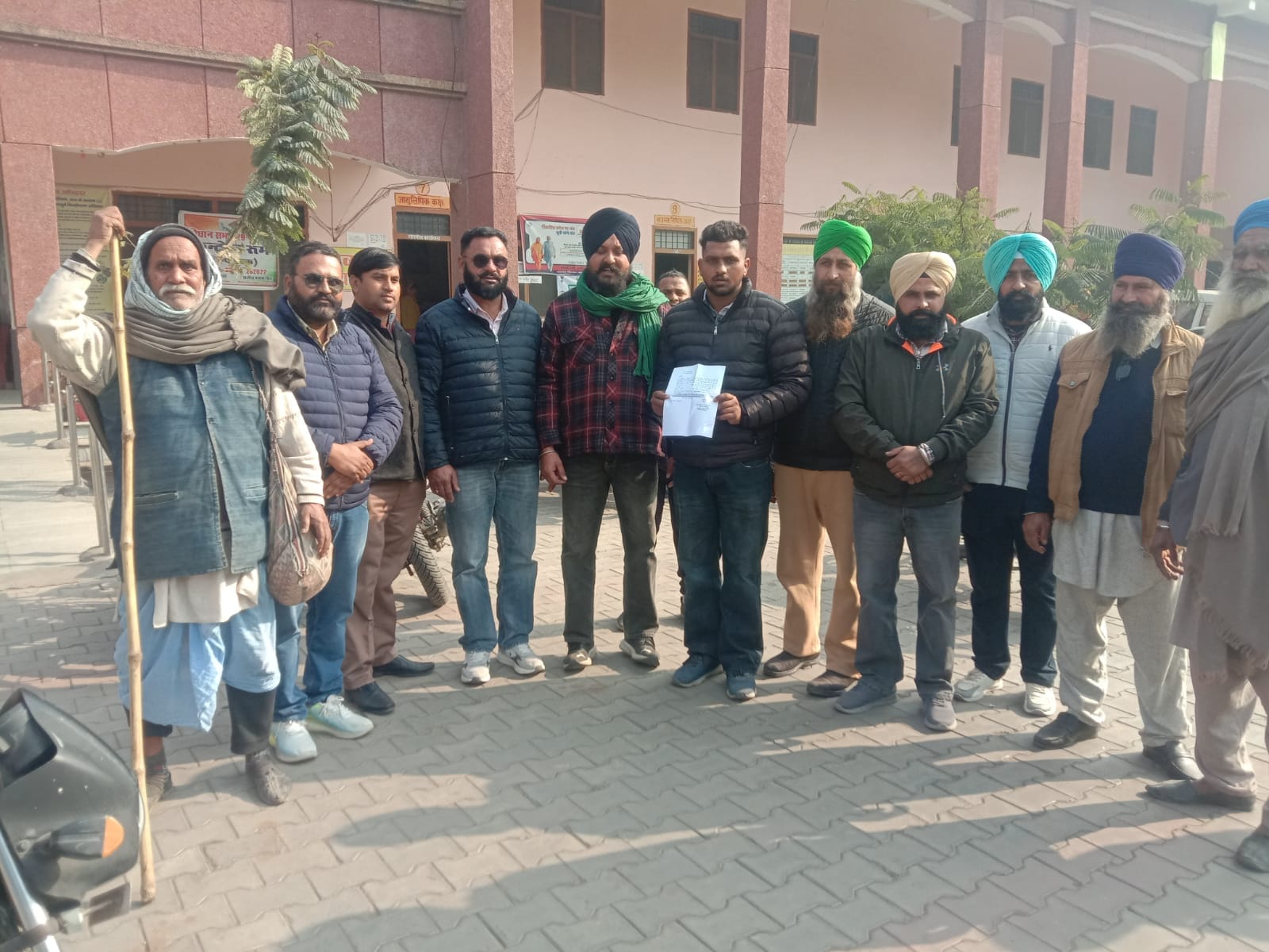 पूरनपुर मंडी समिति में एएमओ से हाथापाई करता किसान पुत्र- वीडियो ग्रेब पूरनपुर मंडी समिति में एएमओ से हाथापाई करता किसान पुत्र- वीडियो ग्रेब