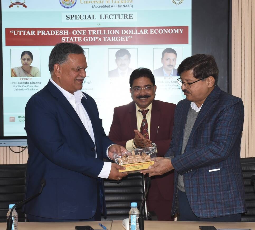 राज्य परिवर्तन आयोग मुख्य कार्यकारी अधिकारी मनोज सिंह का व्याख्यान सुनते युवा। -संवाद राज्य परिवर्तन आयोग मुख्य कार्यकारी अधिकारी मनोज सिंह का व्याख्यान सुनते युवा। -संवाद