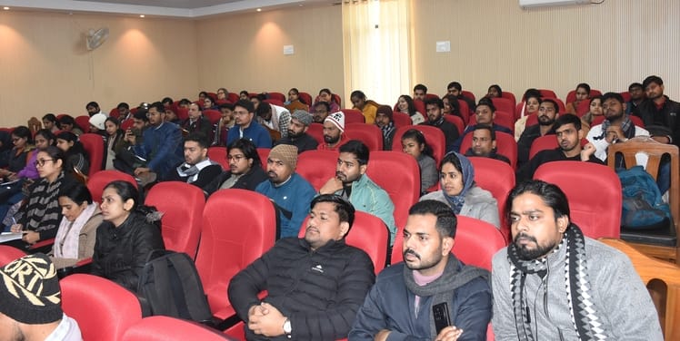राज्य परिवर्तन आयोग मुख्य कार्यकारी अधिकारी मनोज सिंह का व्याख्यान सुनते युवा। -संवाद राज्य परिवर्तन आयोग मुख्य कार्यकारी अधिकारी मनोज सिंह का व्याख्यान सुनते युवा। -संवाद